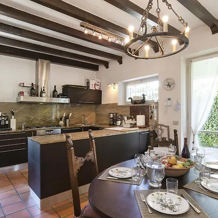 Sleeps 8 Pool Air Con Wifi